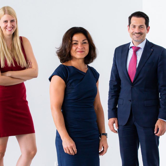 Gruppenfoto mit dem Präsidenten und den vier Alumnae.