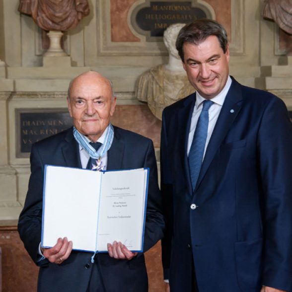 Minister President Markus Söder honors Prof. Dr. Ludwig Narziß, Alumnus of the Technical University of Munich, awarding him the Bavarian Order of Merit at the Bavarian State Chancellery.