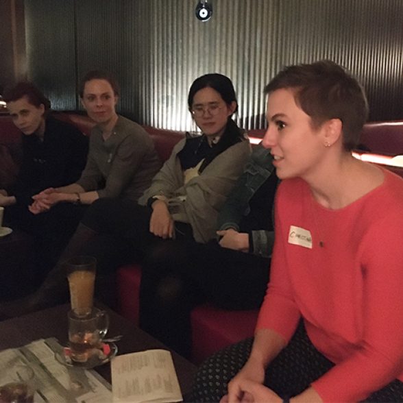 Frauen netzwerken miteinander auf dem Women of TUM Afterwork.