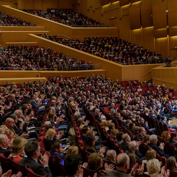 Advent concert in Munich’s Philharmonic concert hall with the Munich Symphonic Ensemble and the TUM Choir under the direction of conductor Felix Mayer.