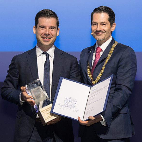 TUM Alumnus Felix Haas und TUM-Präsident Thomas F. Hofmann beim Dies academicus 2019.