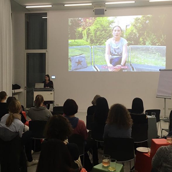 Jaqueline Lammert speaking to the audience at the Women of TUM Afterwork