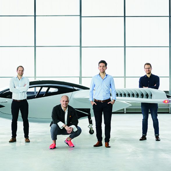 Die Alumni Daniel Wiegand, Sebastian Born, Matthias Meiner und Patrick Nathen mit ihrem Flugtaxi.