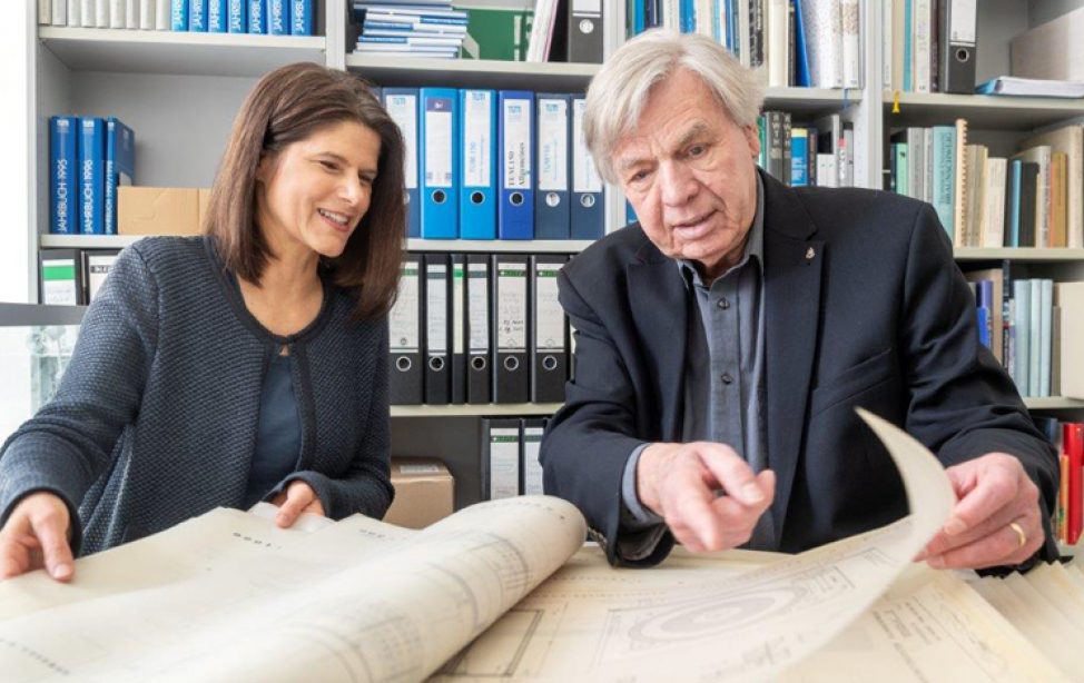 Dr. Ann Katrin Bäumler und TUM Alumnus Werner Grützner im TUM.Archiv, Technische Universität München.