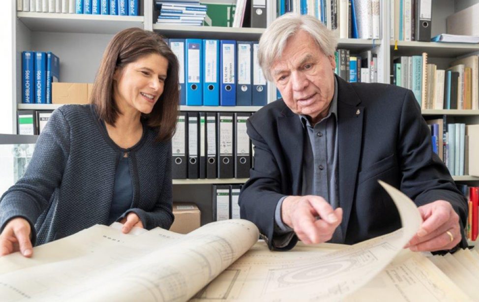 Dr. Ann Katrin Bäumler and TUM Alumnus Werner Grützner at the TUM.Archiv, Technical University Munich