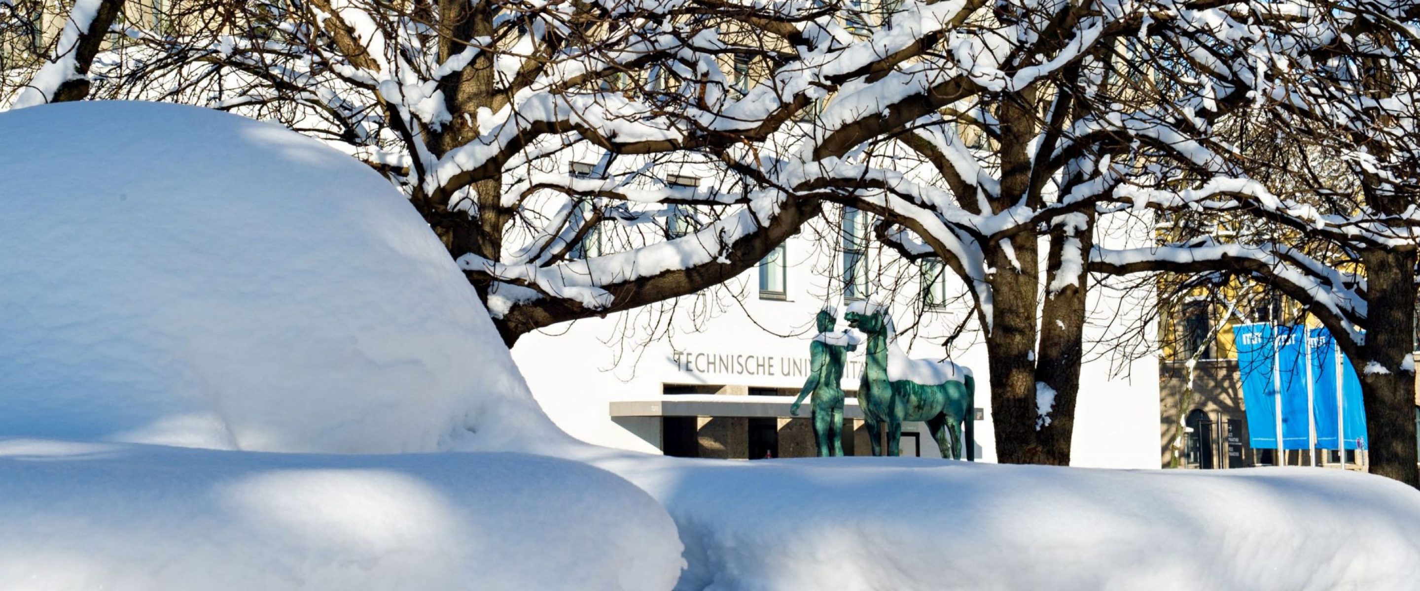 TUM im Schnee; Hauptgebaeude der TU Muenchen im Schnee