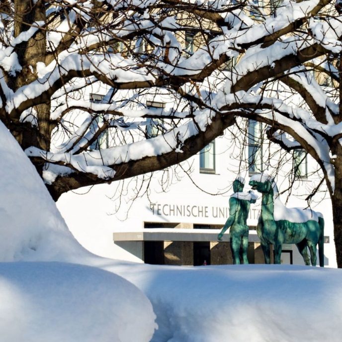TUM im Schnee; Hauptgebaeude der TU Muenchen im Schnee
