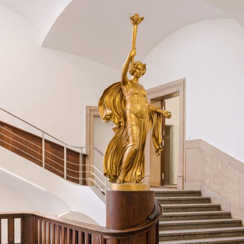 Goldener Engel von Ludwig Dasio 1913 ; Kunst in der TU München im Thiersch Bau am Campus Innenstadt