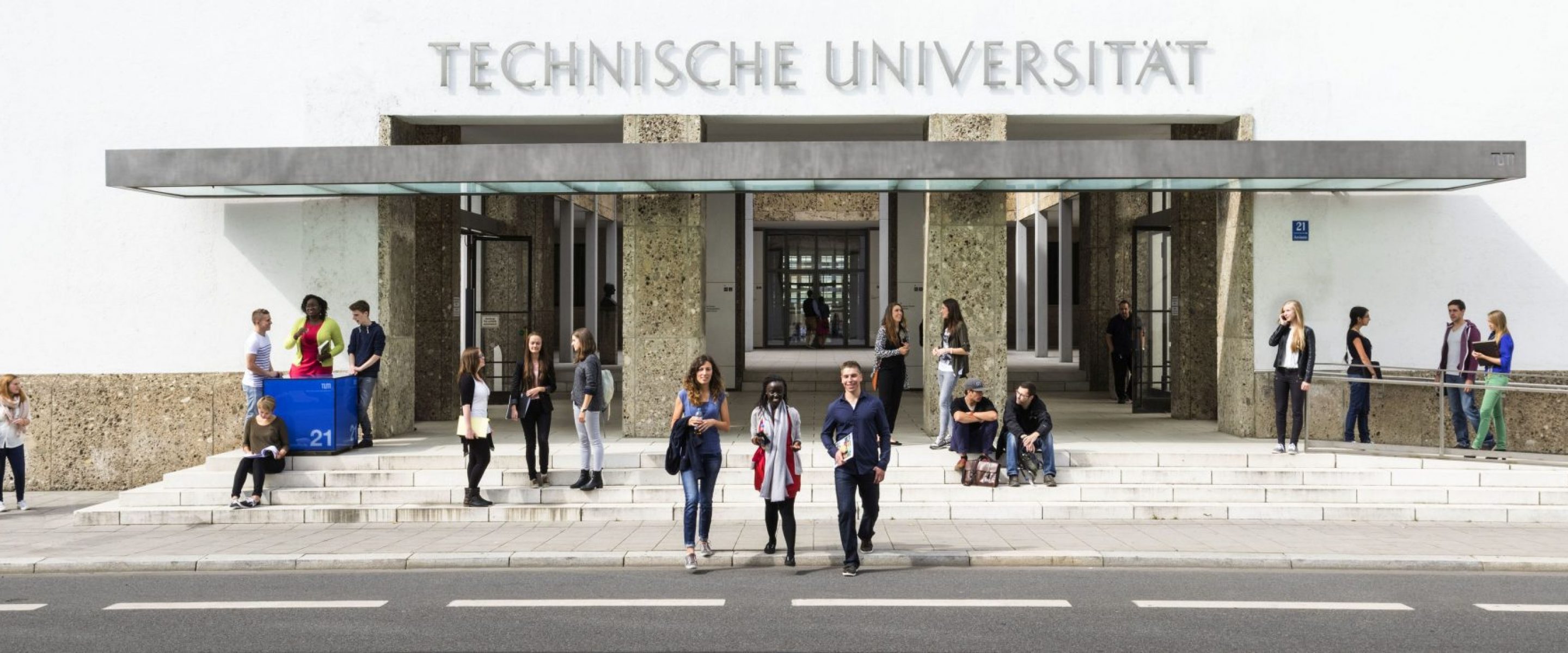 Der Haupteingang der Technischen Universitaet Muenchen (TUM) an der Arcisstrasse 21