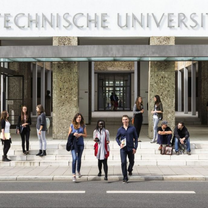 Der Haupteingang der Technischen Universitaet Muenchen (TUM) an der Arcisstrasse 21