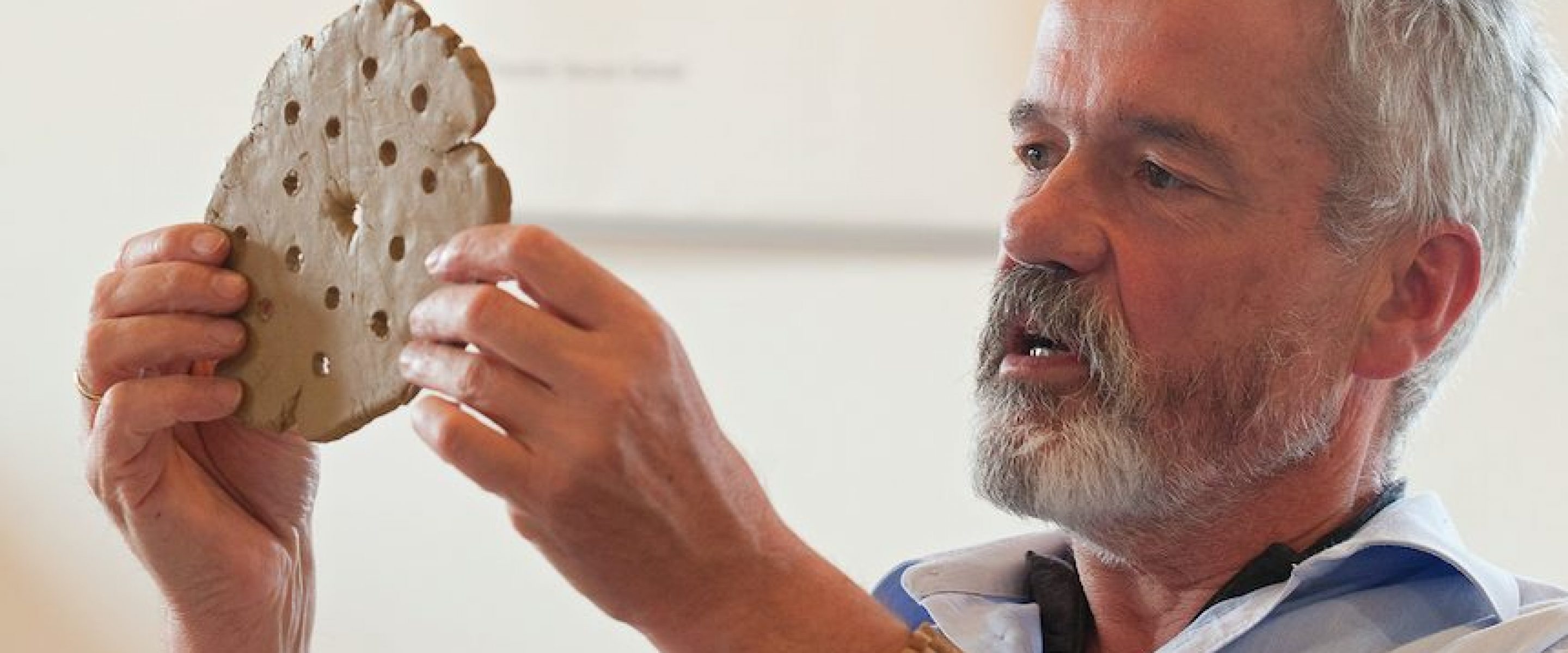 Als Berater für Persönlichkeitsentwicklung fand Karl Fordemann seine zweite Berufung. Am Beispiel einer gestalteten Tonscheibe verdeutlicht er, was der Mensch mit seinen Händen auszudrücken vermag (Bild: Privat).