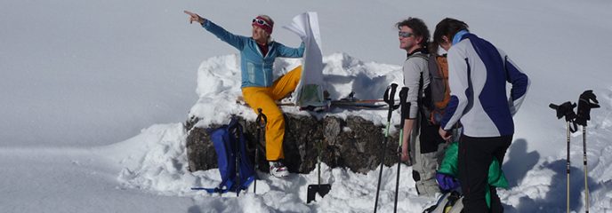 TUM Alumna Gudrun Weikert im Schnee bei einer Tour in den Bergen.