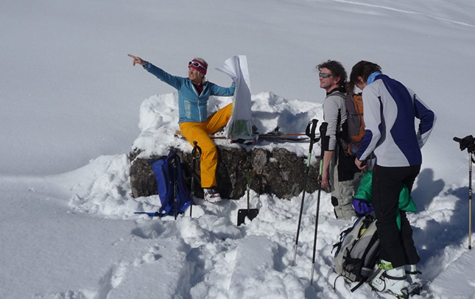 TUM Alumna Gudrun Weikert im Schnee bei einer Tour in den Bergen.
