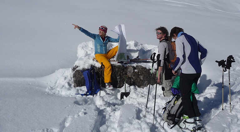 TUM Alumna Gudrun Weikert im Schnee bei einer Tour in den Bergen.