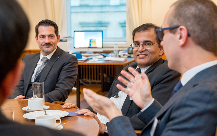 Subhasis Chaudhuri and six other TUM Ambassadors were invited to have exchange with the TUM President Thomas F. Hofmann in the run-up to the ceremony (Photo: Astrid Eckert/TUM).
