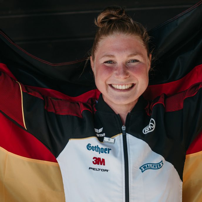 TUM Alumna Carina Wimmer mit Deutschlandfahne.