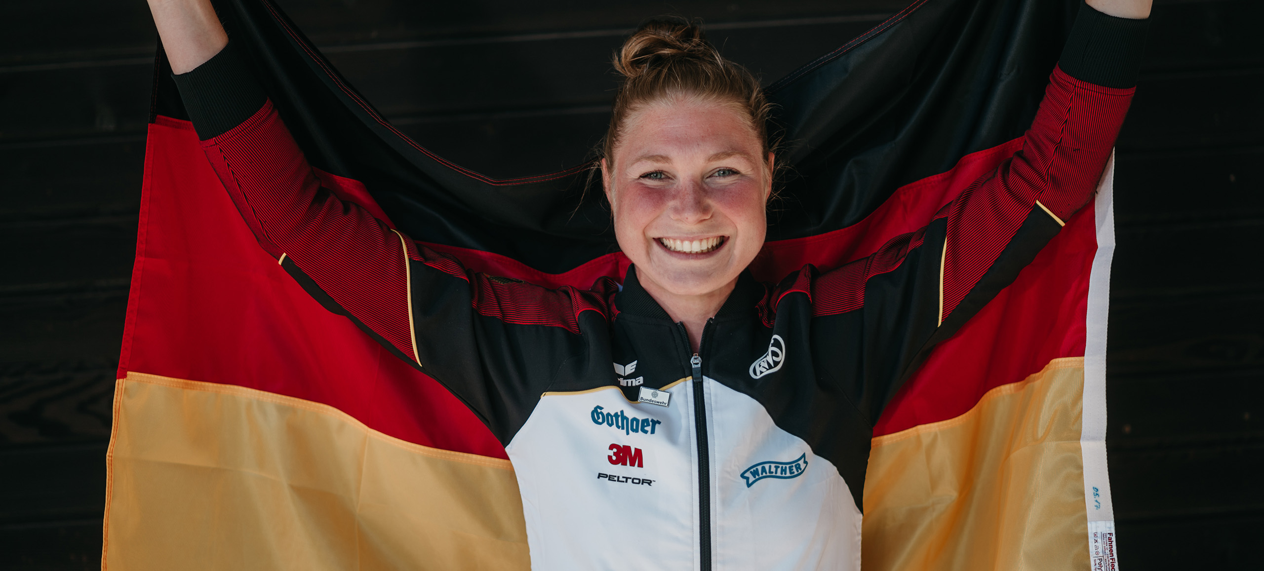 TUM Alumna Carina Wimmer mit Deutschlandfahne.