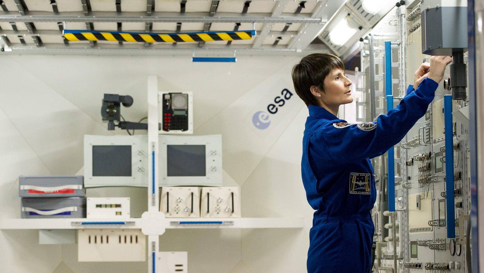 Astronautin Samantha Cristoforetti Im Deutschen Zentrum für Luft- und Raumfahrt in Köln bei der Arbeit.