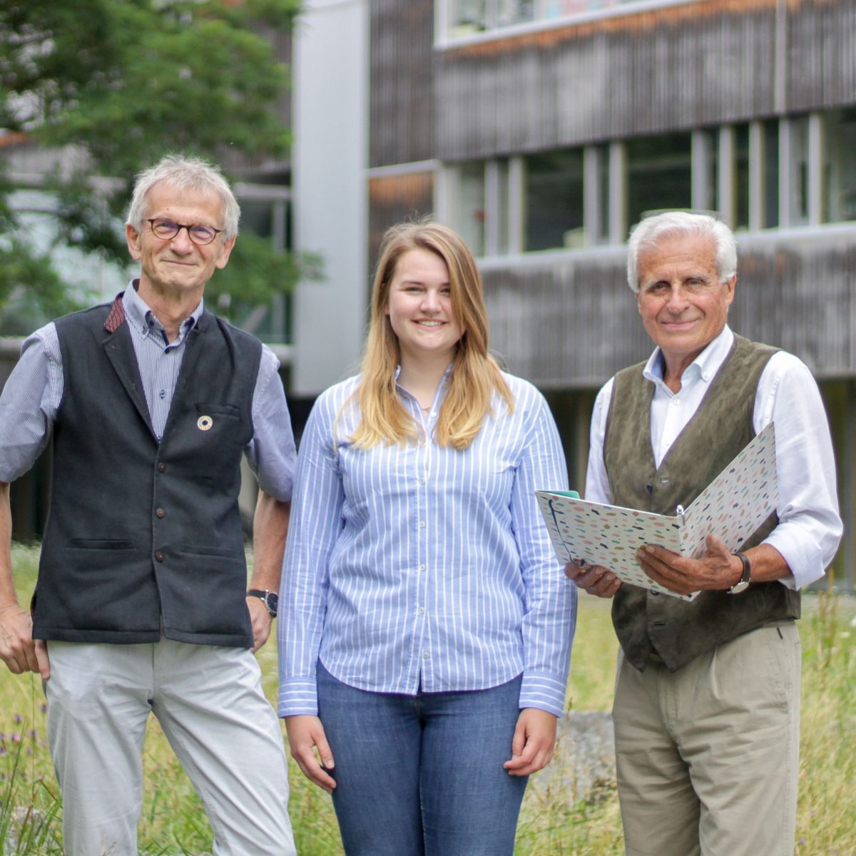 Für TUM Emeritus of Excellence Prof. Dr. Dr. habil. Drs. h.c. Gerd Wegener war die Begegnung und Betreuung des wissenschaftlichen Nachwuchses das „Lebenselixier“. Nach seiner Emeritierung stiftete er das „Gerd Wegener Reisestipendium“. Das Bild zeigt Studiendekan Prof. Dr. Michael Suda, Stipendiatin Isabelle Jarisch und den Stifter (v.l.n.r.)