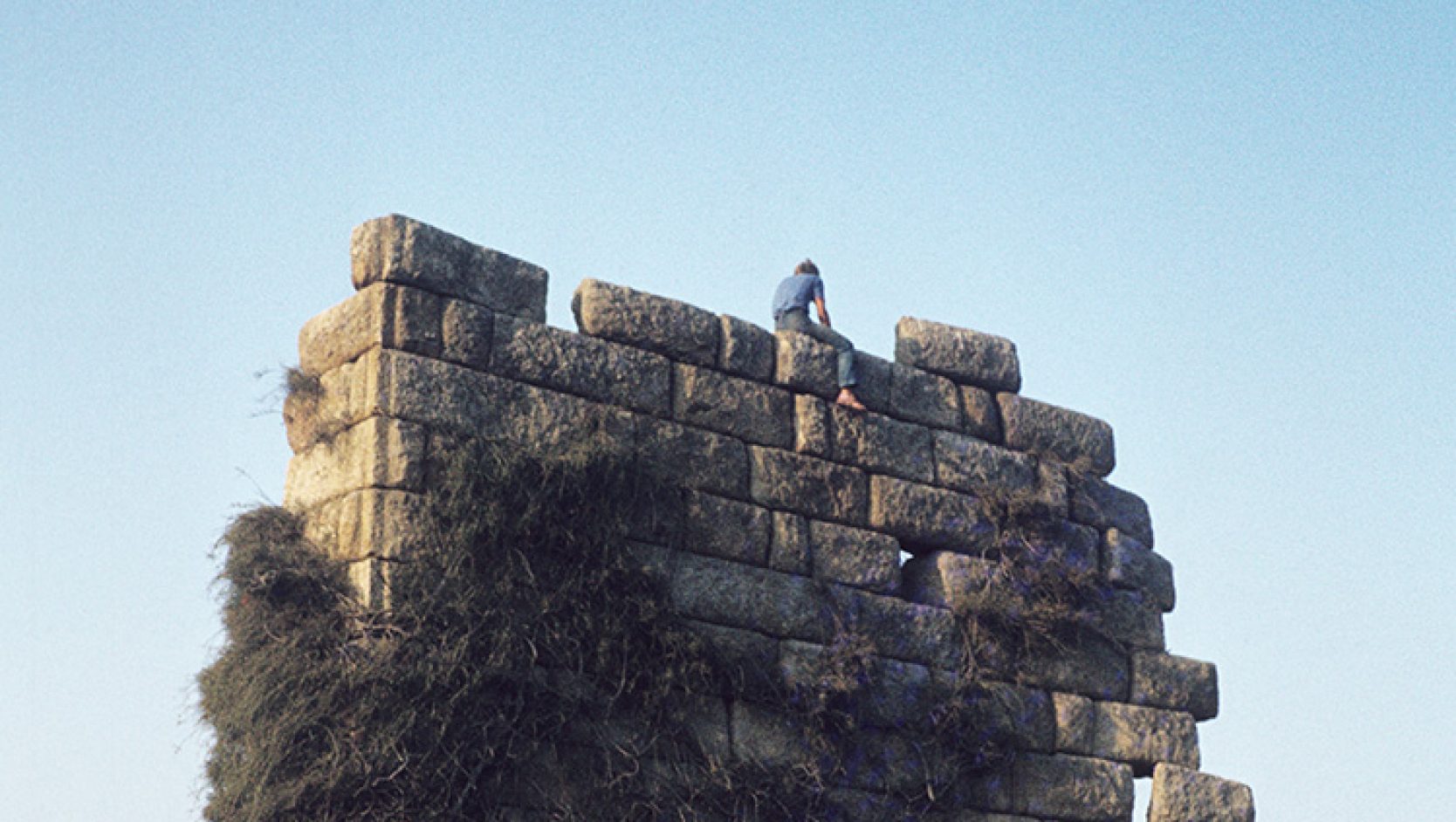 Für seine Passion war TUM Alumnus Manfred Schuller kein Weg zu weit und kein Denkmal zu hoch. Auf der griechischen Insel Naxos fertigte er in schwindelerregender Höhe Skizzen auf einem hellenistischem Wehrturm an (Bild: Privat).