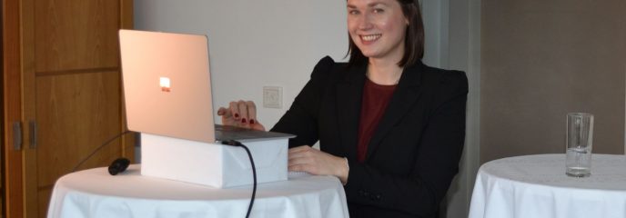 In ihrer Doktorarbeit ging TUM Alumna Dr. Alina Gales stereotypen Vorurteilen gegenüber Frauen nach, wenn es um den kompetenten Umgang mit Technologie geht. Das Bild zeigt die junge Wissenschaftlerin kurz vor ihrer Disputation im Februar 2021, die auf Grund von Corona-Beschränkungen von Zuhause via Zoom abgehalten werden musste.