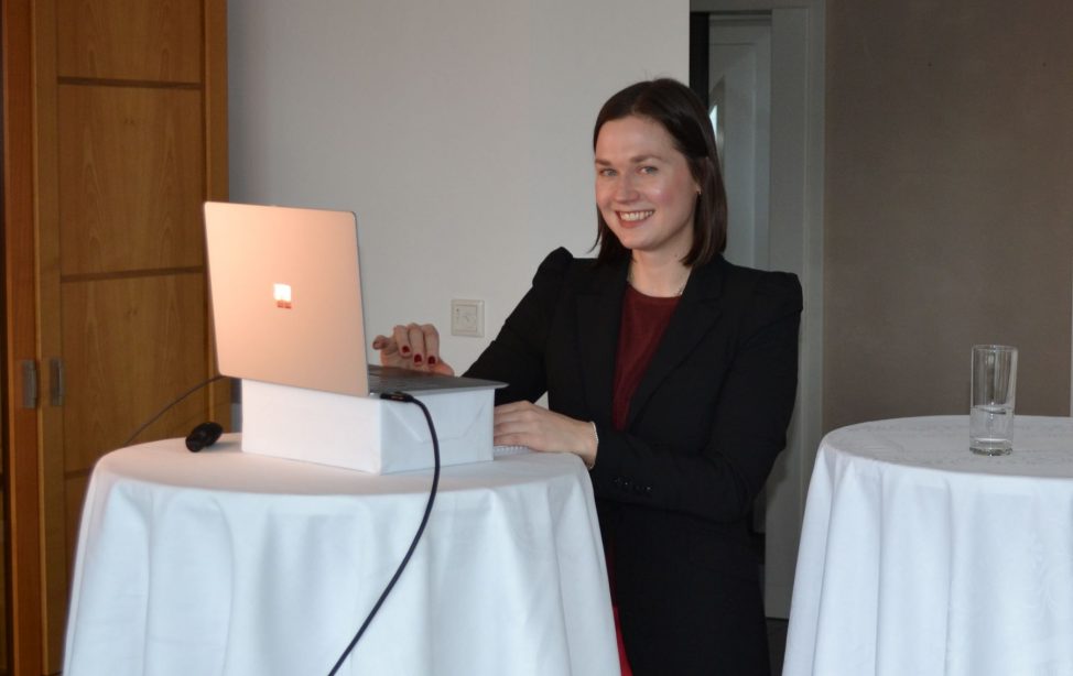 In ihrer Doktorarbeit ging TUM Alumna Dr. Alina Gales stereotypen Vorurteilen gegenüber Frauen nach, wenn es um den kompetenten Umgang mit Technologie geht. Das Bild zeigt die junge Wissenschaftlerin kurz vor ihrer Disputation im Februar 2021, die auf Grund von Corona-Beschränkungen von Zuhause via Zoom abgehalten werden musste.