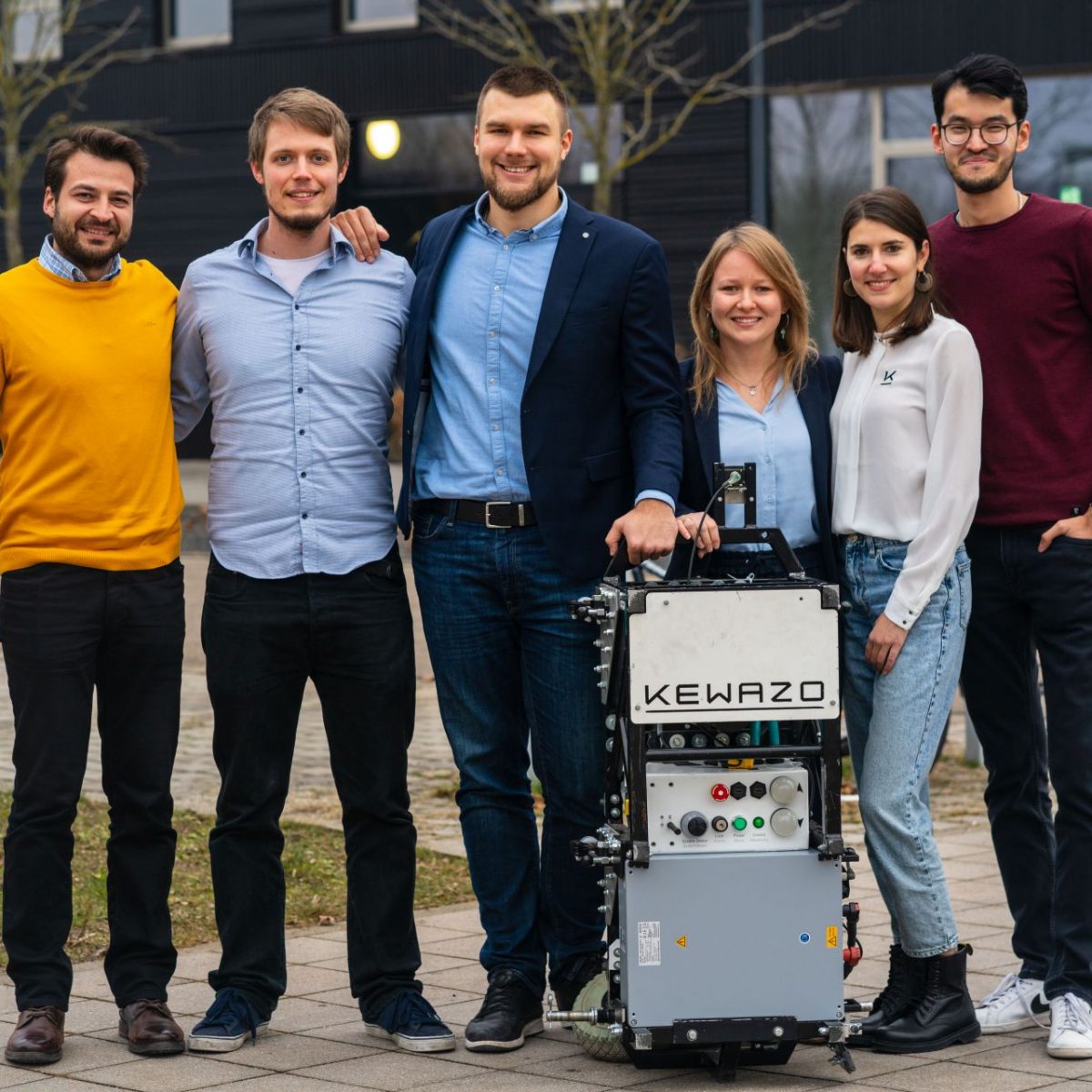 Mit seinem Start-up will Artem Kuchukov die Baulogistik-Branche revolutionieren. Das Bild zeigt das internationale und interdisziplinäre Gründungsteam aus TUM Alumni: v.l.n.r. Leonidas Pozikidis, Sebastian Weitzel, Artem Kuchukov, Ekaterina Grib, Eirini Psallida, Alimzhan Rakhmatulin (Bild: Simon Kratzer).