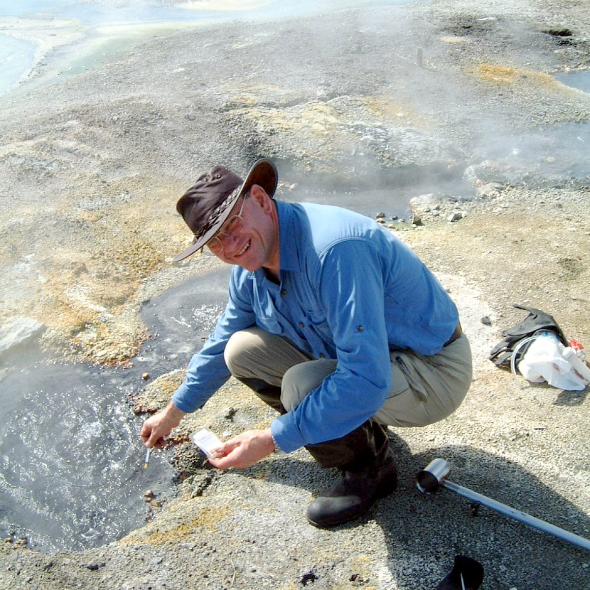 Auf der Jagd nach urzeitlichen Mikroorganismen begab sich Professor Dr. Karl-Otto Stetter an die unwirtlichsten Regionen unserer Erde. Das Foto zeigt ihn bei der Probenahme an einem Geysir auf der Halbinsel Kamtschatka in Nordostasien.