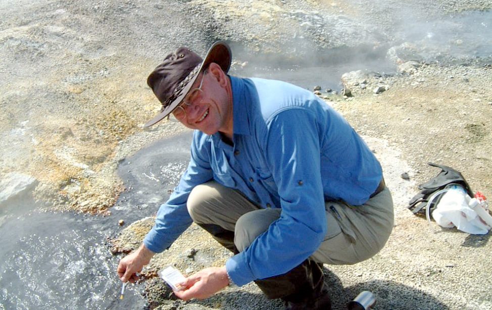 Auf der Jagd nach urzeitlichen Mikroorganismen begab sich Professor Dr. Karl-Otto Stetter an die unwirtlichsten Regionen unserer Erde. Das Foto zeigt ihn bei der Probenahme an einem Geysir auf der Halbinsel Kamtschatka in Nordostasien.