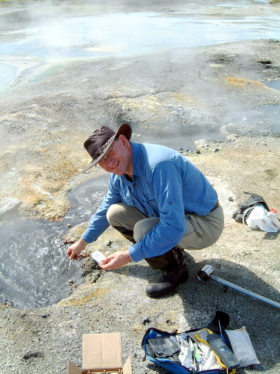 Auf der Jagd nach urzeitlichen Mikroorganismen begab sich Professor Dr. Karl-Otto Stetter an die unwirtlichsten Regionen unserer Erde. Das Foto zeigt ihn bei der Probenahme an einem Geysir auf der Halbinsel Kamtschatka in Nordostasien.