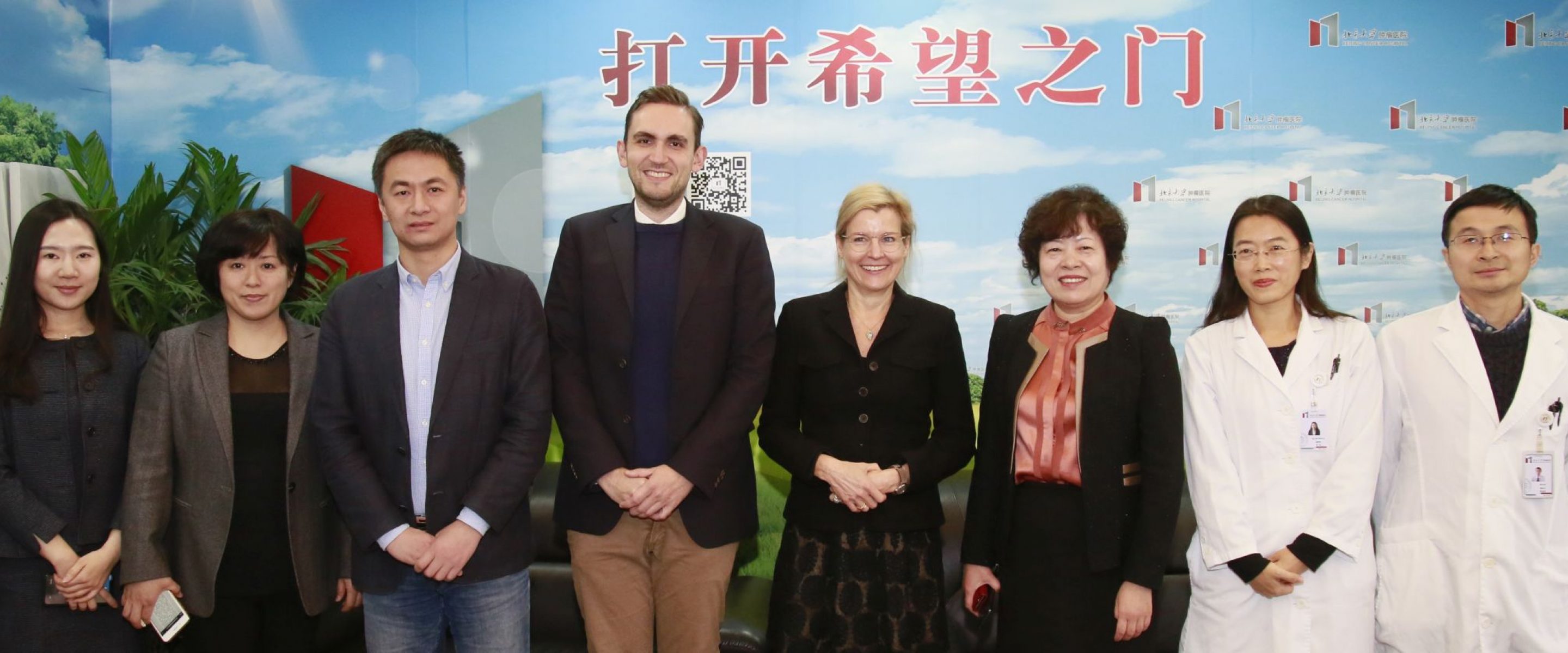 Mit der Peking University führte die TUM 2017 die Magenkrebsforschung in einem gemeinsamen Labor mit Sitz in Peking zusammen. Das Bild zeigt TUM Ambassador Kai-feng Pan, die Leiterin des Labors auf chinesischer Seite (3.v.r.) neben der Vizepräsidentin für Internationale Allianzen und Alumni, Prof. Dr. Juliane Winkelmann (4.v.r.), und Zhenshan Jin, TUM Liaison Officer aus dem TUM Beijing Office (2.v.l.)