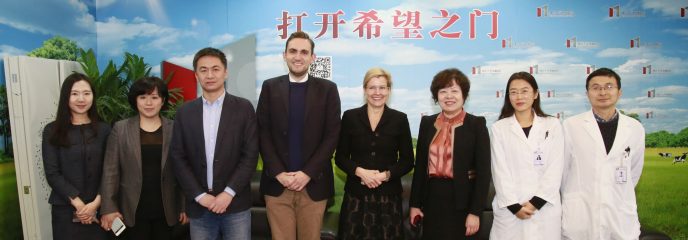 Mit der Peking University führte die TUM 2017 die Magenkrebsforschung in einem gemeinsamen Labor mit Sitz in Peking zusammen. Das Bild zeigt TUM Ambassador Kai-feng Pan, die Leiterin des Labors auf chinesischer Seite (3.v.r.) neben der Vizepräsidentin für Internationale Allianzen und Alumni, Prof. Dr. Juliane Winkelmann (4.v.r.), und Zhenshan Jin, TUM Liaison Officer aus dem TUM Beijing Office (2.v.l.)