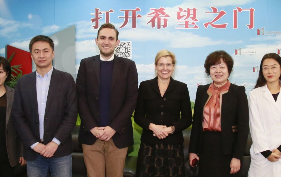 Mit der Peking University führte die TUM 2017 die Magenkrebsforschung in einem gemeinsamen Labor mit Sitz in Peking zusammen. Das Bild zeigt TUM Ambassador Kai-feng Pan, die Leiterin des Labors auf chinesischer Seite (3.v.r.) neben der Vizepräsidentin für Internationale Allianzen und Alumni, Prof. Dr. Juliane Winkelmann (4.v.r.), und Zhenshan Jin, TUM Liaison Officer aus dem TUM Beijing Office (2.v.l.)