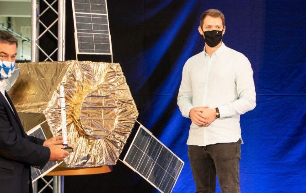 Gründer Daniel Metzer (rechts) bei der Eröffnung der neue Produktionshallen des Startups Isar Aerospace in Ottobrunn im Beisein des bayerischen Ministerpräsidenten Markus Söder