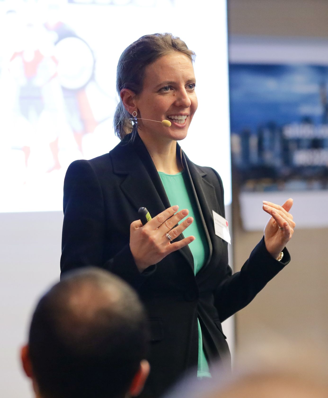 TUM Alumna Dr. Viktoria Leonhard legte bei der Allianz eine beachtliche Karriere hin. Als ausgebildeter Coach motiviert sie die Mitarbeitenden des Unternehmens nicht nur auf den Jahresauftaktveranstaltungen