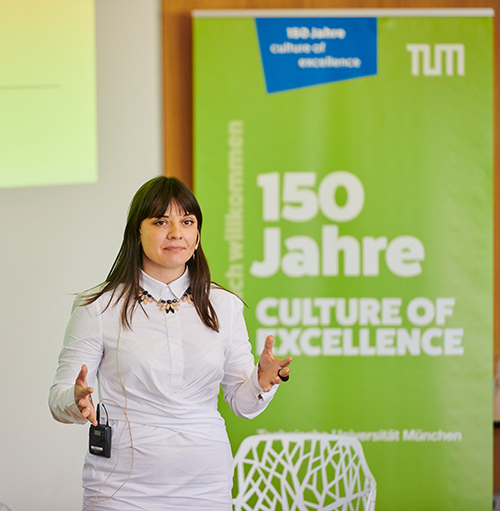 Tina Ruseva hält einen Vortrag an der TUM.