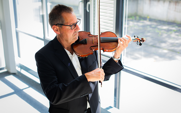 Hans-Joachim Bungartz spielt auf der Violine.