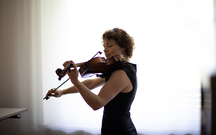 Susanne Großkurth plays on her viola