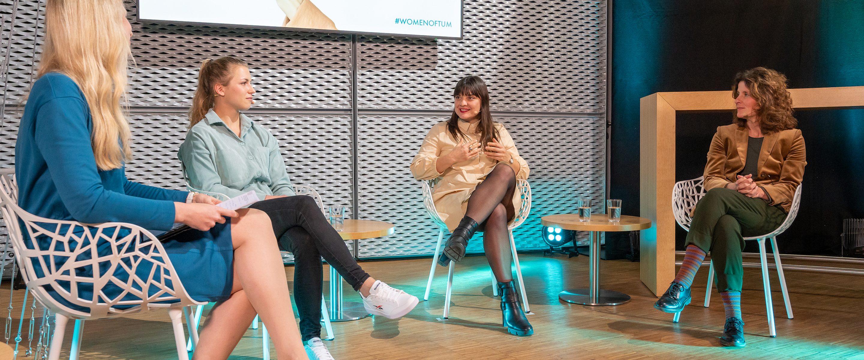 Podiumsdiskussion beim Women of TUM Talk mit drei Gästen und einer Moderatorin.