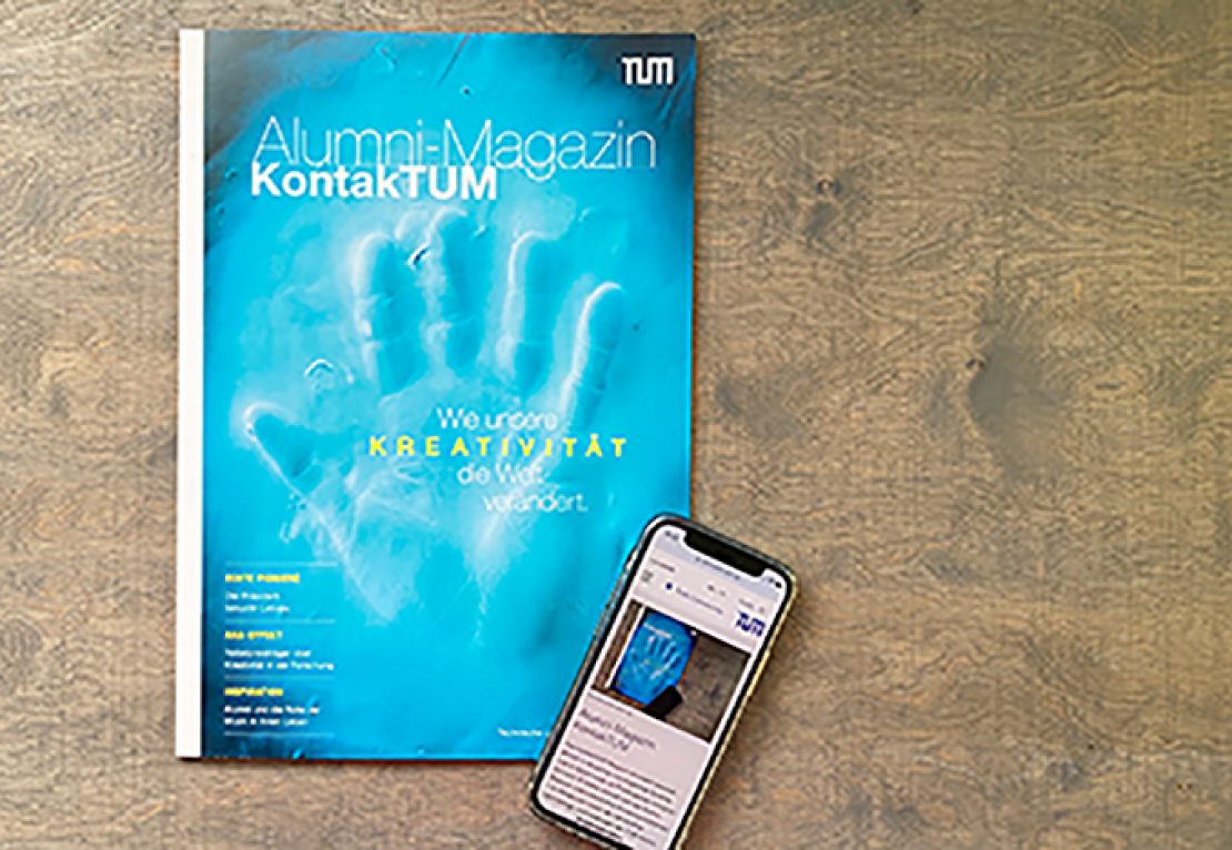 Die aktuelle Ausgabe des Alumni-Magazins, daneben ein Handy, auf dem die mobile Version geöffnet ist.