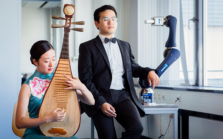 Xing Ye und Boson Stefan Liu mit dem Instrument Pipa.