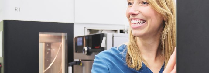 Miriam Haerst vor dem von ihr entwickelten 3D-Drucker.