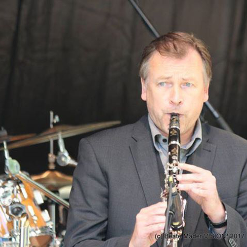 Stefan Schwänzl plays the clarinet.