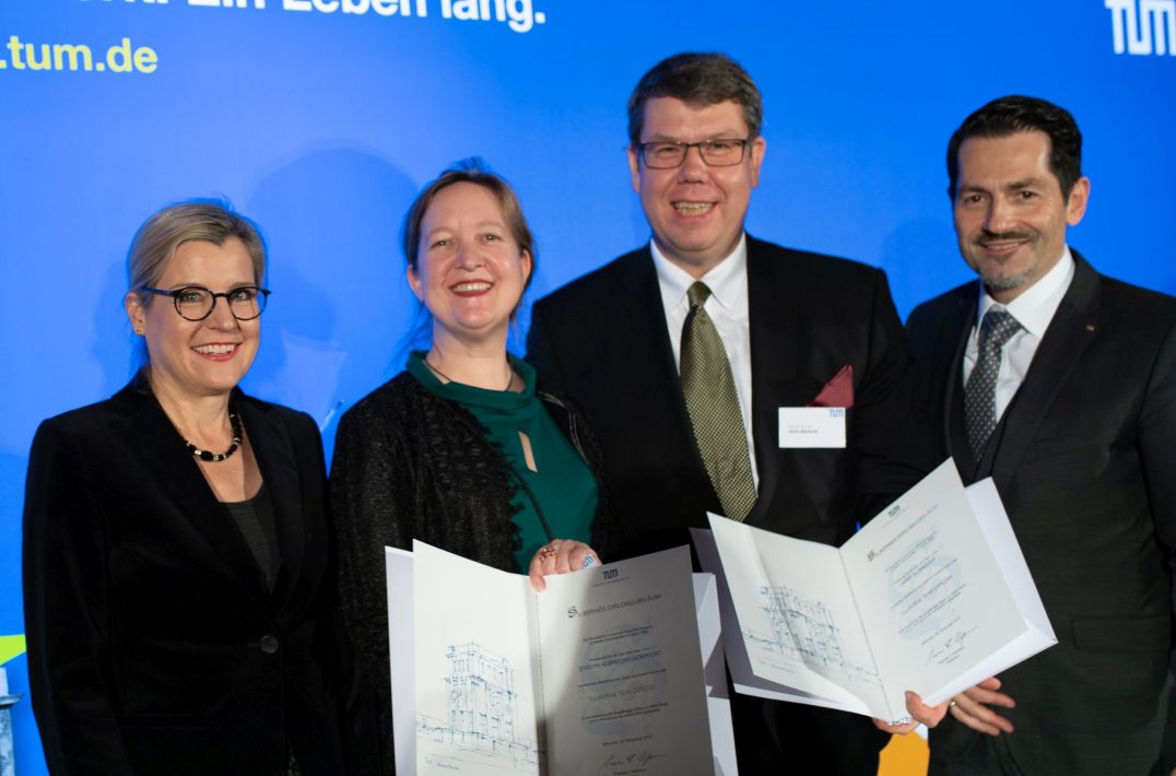 Universitätsstifter Evelyn Albrecht-Goepfert und Arnd Albrecht mit TUM Präsident Thomas F. Hofmann