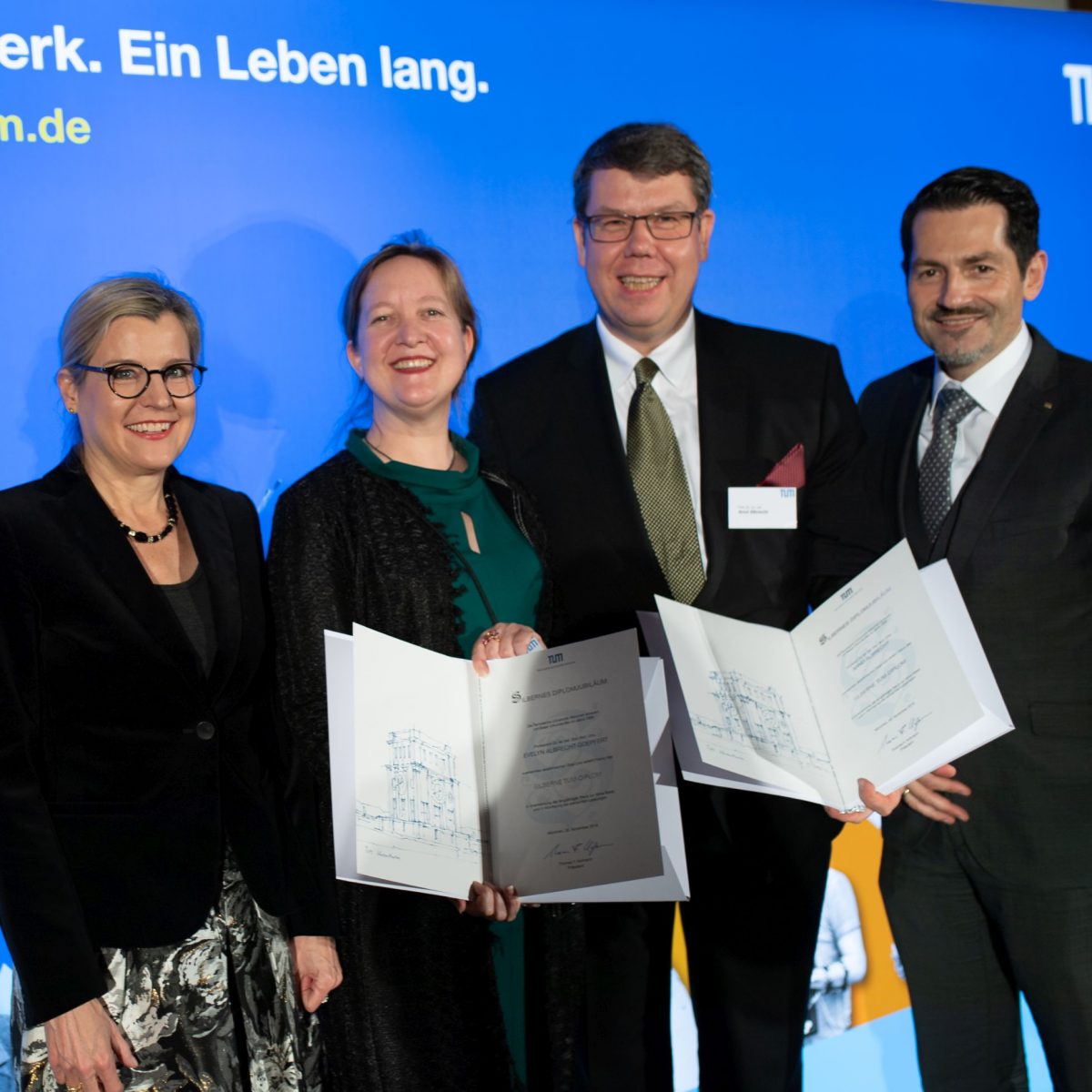 Universitätsstifter Evelyn Albrecht-Goepfert und Arnd Albrecht mit TUM Präsident Thomas F. Hofmann