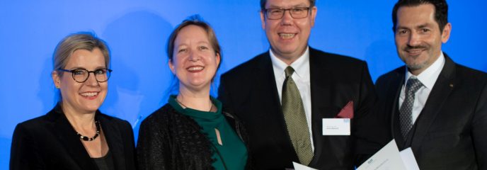 Universitätsstifter Evelyn Albrecht-Goepfert und Arnd Albrecht mit TUM Präsident Thomas F. Hofmann