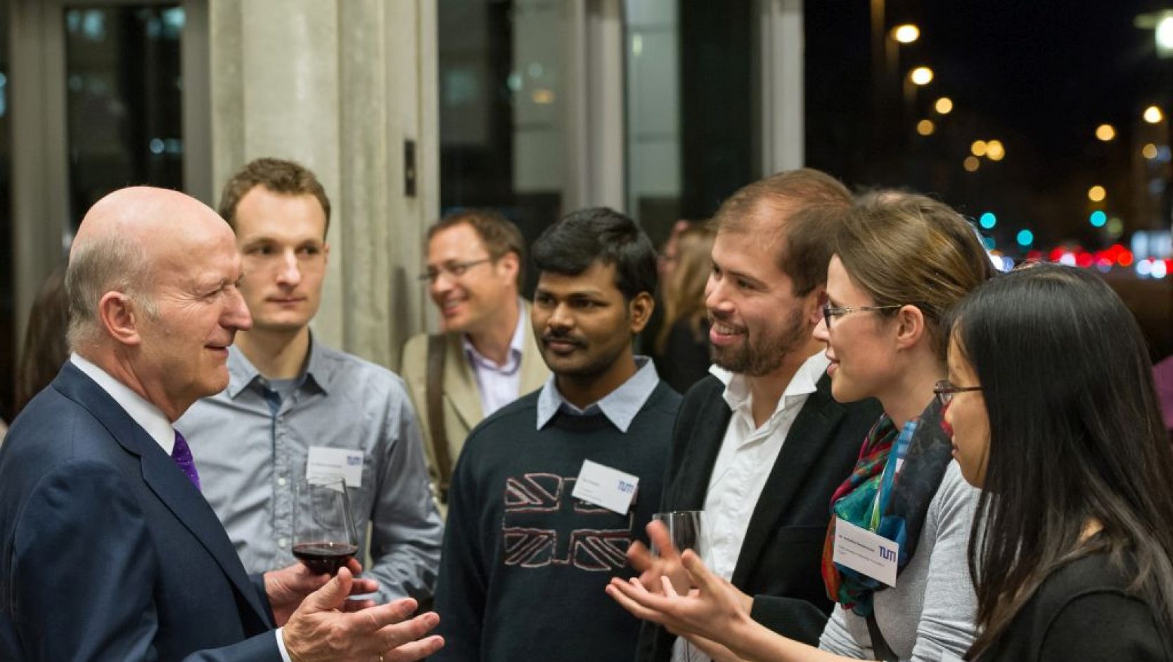 TUM Alumnus Roland Lacher mit seinen Deutschlandstipendiaten im Oskar von Miller Forum (Foto: Eckert/TUM).