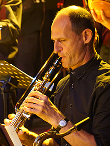 TUM Alumnus Klaus Richter bei einem Bigband-Konzert in Toulouse 2018.