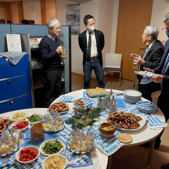 At the Alumni Meeting in Japan 2021 at the invitation of Dr. Christian Geltinger in the Free State of Bavaria Japan Representative Office in Tokyo there was a Bavarian buffet with beer and "Glühwine".