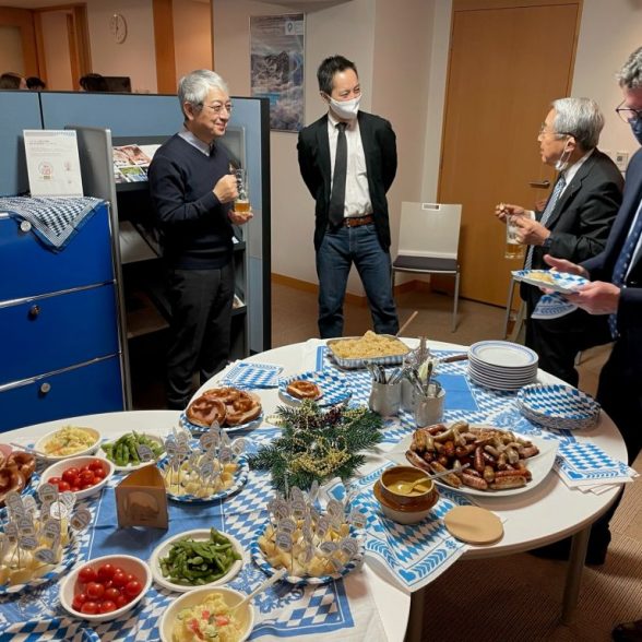 Beim Alumni Treffen in Japan 2021 auf Einladung von Dr. Christian Geltinger in der Freistaat Bayern-Repräsentanz Japan in Tokyo gab ein bayrisches Buffet mit Bier und Glühwein.